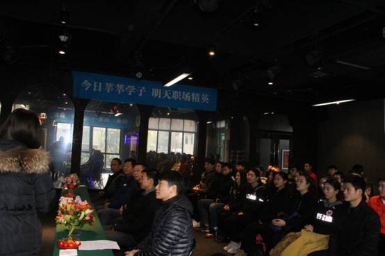 认真听取俱乐部领导汇报实习情况.JPG