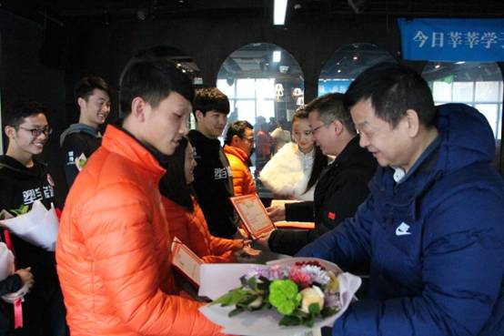 系领导为优秀实习生颁奖.JPG